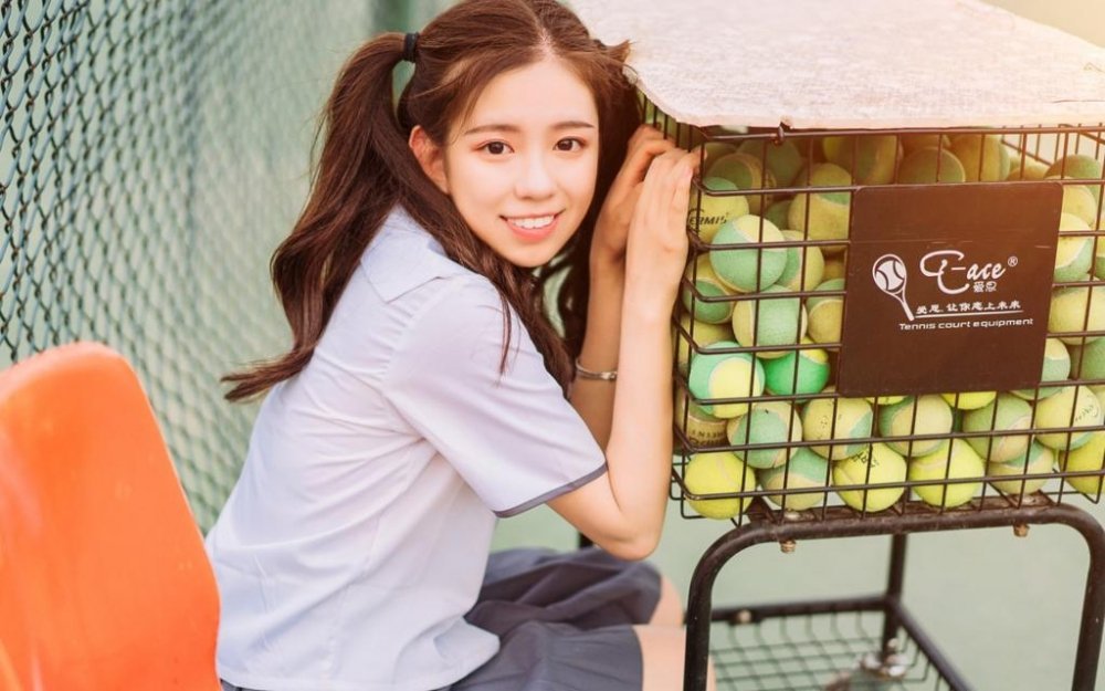 32岁章泽天晒画廊自拍，素颜对镜大笑状态阳光|刘强东|女性|刘嘉玲|地心|播客