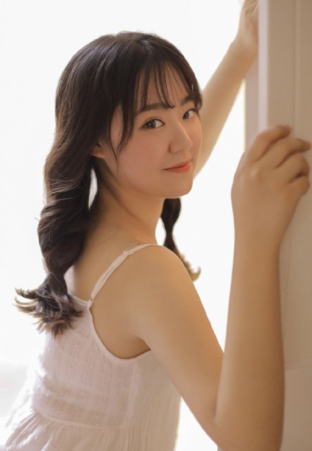 70岁吕伟良参加马拉松，满头黑发浑身肌肉，与小鲜肉同框更显年轻