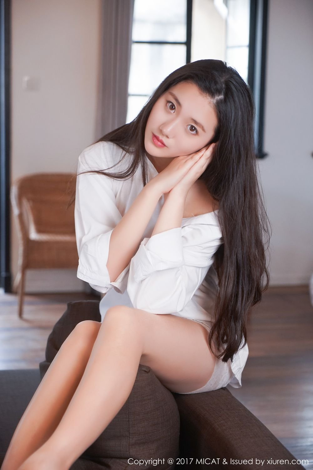 32岁章泽天晒画廊自拍，素颜对镜大笑状态阳光|刘强东|女性|刘嘉玲|地心|播客