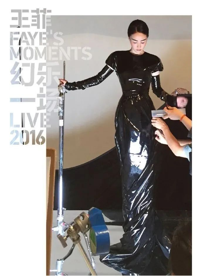 ▲这场演唱会由腾讯直播，引发两大争议，一高票价的问题，另一个是48岁王菲的唱功被质疑。