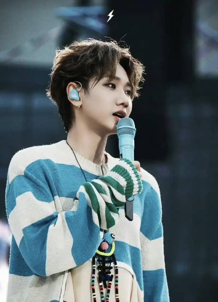 好在徐良后续态度诚恳,不仅公开道歉,还承诺全面核查演出物料,看来是真的急了,毕竟,要是因为一个署名失误,把维持了15年的友情搞僵,那可真是后会无期了,希望徐良团队长点心,别再让这种低级失误,消耗大家对青春回忆的好感了。