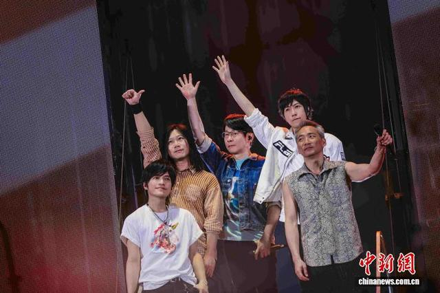 图为五月天乐队向现场歌迷挥手。钟欣 摄