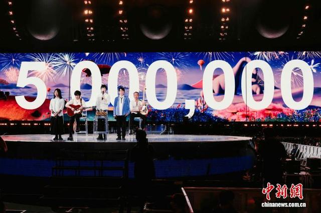 图为在演唱会期间,五月天乐队宣布为香港儿童捐赠500万港元,以表达他们的爱与关怀。钟欣 摄