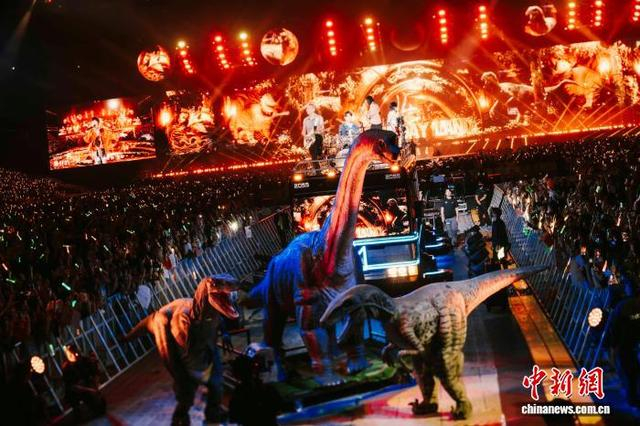 图为五月天乐队在演唱会上。钟欣 摄