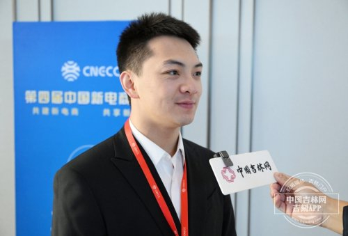 从“五行山”下边吃雪饼边唠嗑的景区NPC,到《无限超越班》里即兴表演看哭全场的演员,王铁柱用自己的经历告诉所有人:最好的表演,从来不是演出来的,而是活出来的。