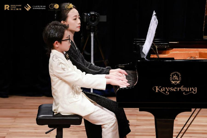 朱赫与指导老师、旅法青年钢琴演奏家、荔湾区音乐家协会副主席于茨合奏