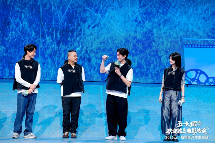 《寒战1994》剧组集体亮相，吴慷仁现场再现“招手杀”