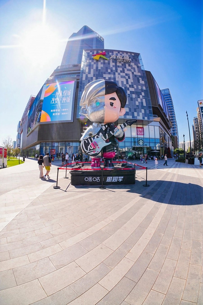 巨型“周同学”空降三亚大悦城。海南日报全媒体记者 刘杰 摄　