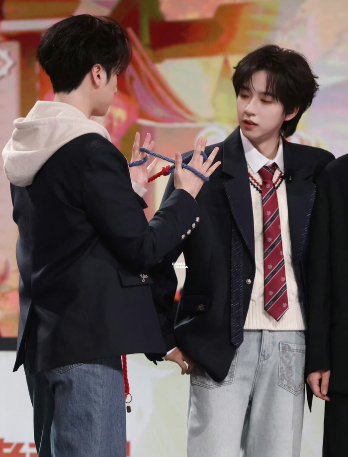 演唱会上的下意识搀扶、小年夜的蓝绳羁绊、星光大赏的自然互动，都被粉丝截图封神，成为刻在饭圈DNA里的名场面。
