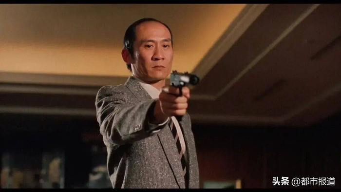 进入新世纪后，李家鼎仍活跃于影视与综艺领域：2001年在《寻秦记》中饰严平，2005年参演电影《精武家庭》，2011年参演电视剧《女拳》，2012年主演《拳王》，2014年荣获TVB万千星辉颁奖典礼专业演员大奖。2016年参加真人秀节目《阿爷厨房》，2020年出演电视剧《C9特工》，2021年登上综艺节目《好声好戏》，2022年参演电视剧《超能使者》和《轻·功》，2023年4月参与真人秀《肥妈李鼎》，7月26日，其参演的电视剧《破毒强人》播出。 2026年5月，李家鼎再次公开交代身后事，明确表示所有东西，包括钱财，交由小儿子李泳豪处理，正式确立李泳豪为其财产执行人。这一声明不仅划清了与长子的界限，也将家族财产管理权稳稳交到小儿子手中，为未来潜在争议提前作出了安排。 来源：中国蓝新闻、济南日报 编辑：文婧 版权归原作者所有，如有侵权请及时联系。
