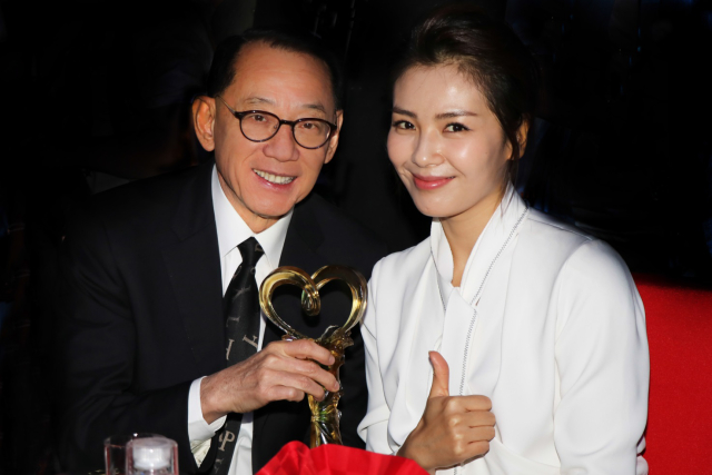 图说：杨受成博士与同场获｢榜样慈善明星」称号、主演《芈月传》的刘涛合照