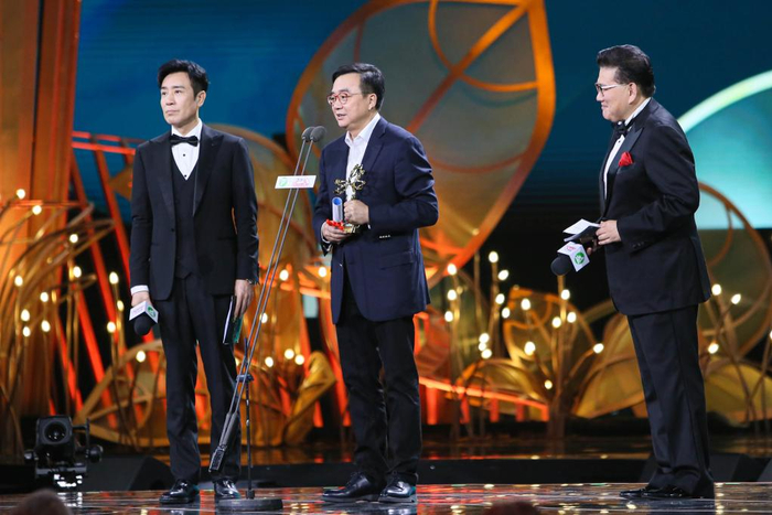 6月23日，《人世间》导演李路（中）获白玉兰最佳导演奖。新华社记者 辛梦晨 摄