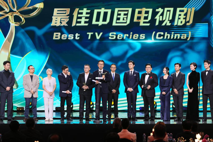 6月23日，荣获白玉兰最佳中国电视剧奖的电视剧《人世间》《县委大院》主创上台领奖。新华社记者 辛梦晨 摄