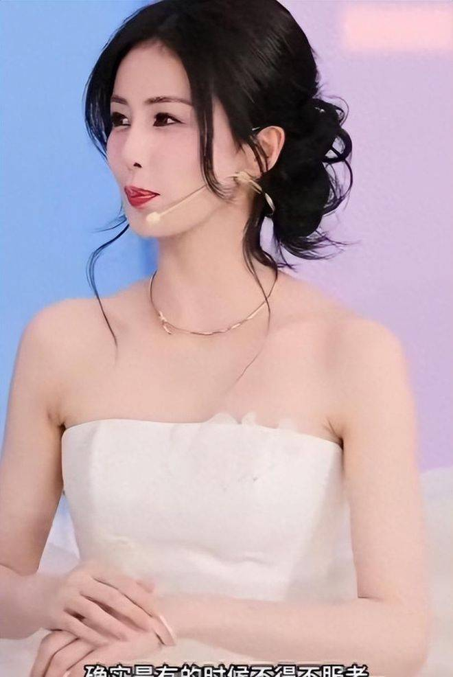 那年十二月，她直接宣布整个冬天不接新戏，给自己放了四个月长假。这在她之前连轴转拍戏的节奏里，简直是奢侈的想象。如今三十一岁的白鹿，事业已不局限于拍戏。今年她刚官宣成为Jimmy Choo全球品牌大使，六月份还将在苏州奥体馆举办出道十周年演唱会。 当年于正在MV里多看她一眼，给了白鹿入行机会，白鹿就紧握这份信任，从淘宝模特一路杀到央视正剧和顶级奢侈品牌代言位置。于正性子直、嘴碎，给白鹿招过不少争议，但多年坚持优质资源向她倾斜，推她向更高的舞台。这种在娱乐圈能够一路相守的关系，实在难得。