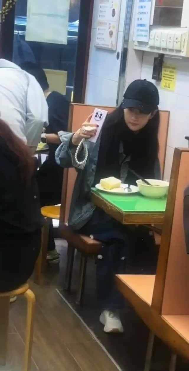 同龄的很多女演员出门都会精心妆造,穿搭配饰样样讲究氛围感。