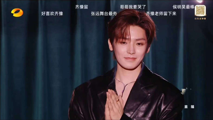 另一边，侯明昊的离场则带着一种复杂的情绪余波。他在淘汰瞬间眼眶发红，却仍然努力笑着说出那句赚到了，像是对舞台最后的体面告别。他握着话筒哽咽着补充：谢谢每个给我投票的外卖小哥、工厂妹，你们让我知道音乐不该是奢侈品。简单一句话，却把现场情绪推向了另一个层次。后台采访时，他一边啃着煎饼果子，一边自嘲说：下回参加节目得先练练说唱。那种略带松弛的幽默，反而让人更清楚地看到他的不甘与坦然。这一轮淘汰机制也引发了不小争议——袭榜歌手约翰·传奇赢下一场后，直接导致末位选手被淘汰，让讨论迅速分裂成两派。但与此同时，更多观众选择站在节目组一侧：终于不用看流量明星保送了。 当舞台上的情绪逐渐散去，万妮达在庆功宴上连喝三杯二锅头的画面被拍到时，弹幕再次刷出一句新的热评：这才是我们等了十年的草根偶像，没有滤镜，只有实打实的炸场。在那一瞬间，这句话几乎成了整期节目情绪的收束，也像是一种久违的观众共识——舞台不再只是精致包装的展示，而重新变回了声音与真实之间的较量。