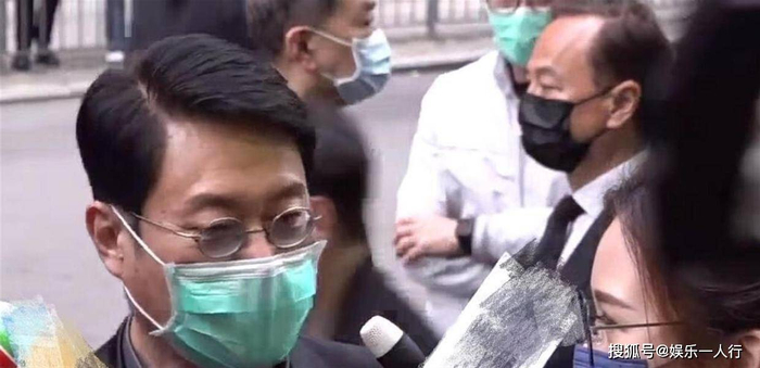 甚至连扶灵环节也没有设置。他希望不为难任何朋友,来与不来都随意,不必拘泥形式,也不需要被所谓规矩束缚。 吴孟达的二弟在接受采访时,声音明显发紧,口罩上甚至因为呼吸而蒙起一层水雾。他提到,哥哥生前交代过,骨灰要送回吉隆坡安置。 3月8日火化结束后,遗体先被送往元朗旧居短暂停留,又绕经中环写字楼,最后才启程飞往马来西亚,准备安葬在大马神山,与家人长眠相伴。 现场遗像中的吴孟达,仍然带着笑意,左边酒窝深深陷下,像是还能装得下人间的热闹。旁边的缎带写着永念,风一吹便轻轻摆动,仿佛那份记忆还没有真正散去,只是暂时停留在某个我们回不去的时间里。