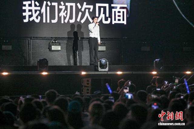 8月22日晚,歌手林宥嘉献唱。 中新社记者 瞿宏伦 摄