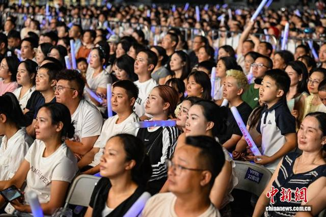 8月22日晚,演唱会吸引民众观看。 中新社记者 瞿宏伦 摄